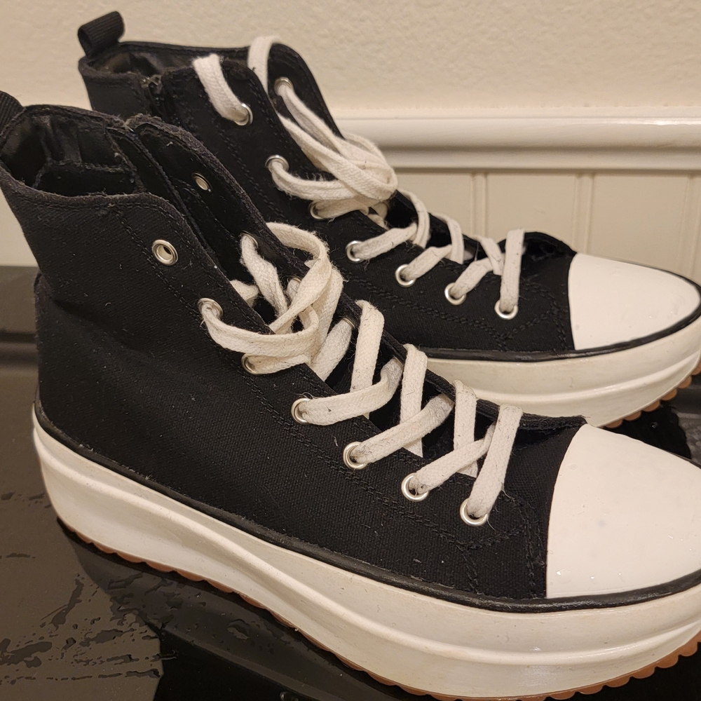 Steve Madden Black Textured Interior